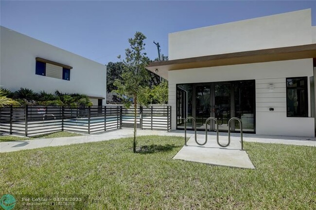 Building Photo - 4141 S oaks Pl
