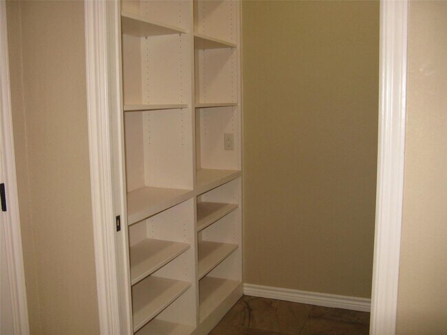Building Photo - 806 Woodland Park Dr