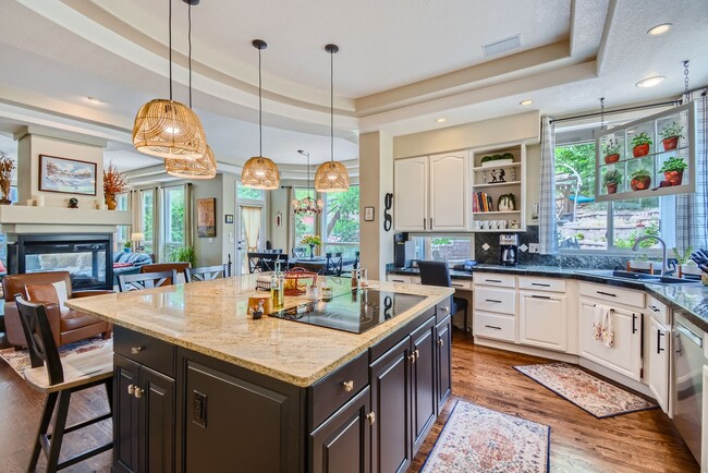 Building Photo - Luxury Golden Home with Private Pool & Bac...