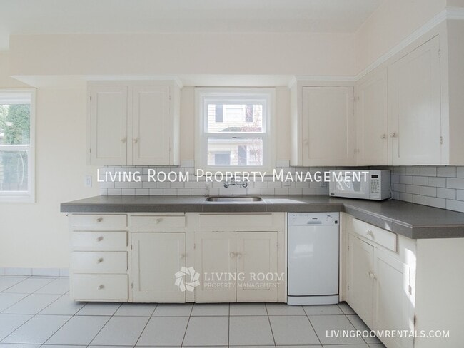 Building Photo - 5026 N Commercial Ave