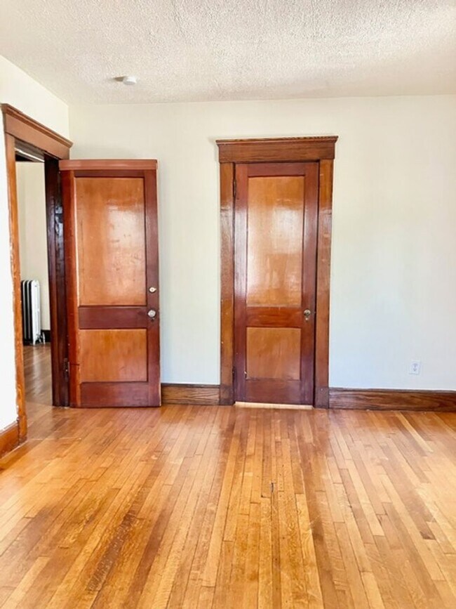 Building Photo - College Rental