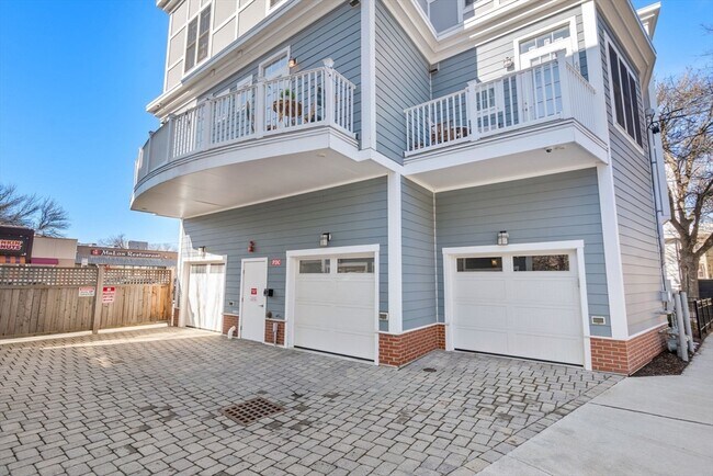 Building Photo - 162 Clark St