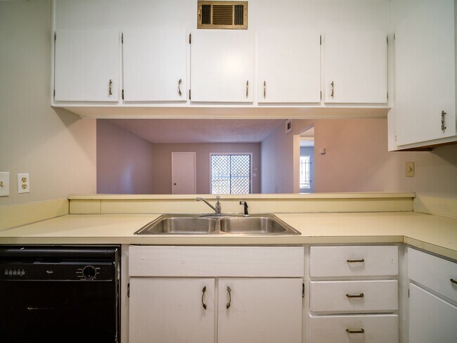 Building Photo - 2609 Eastway Dr