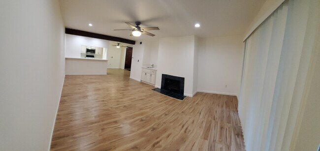 Light and spacious living roomm - 5334 Lindley Ave