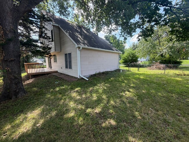 Building Photo - Unique 3BR/2.5BA Southwest Columbia Rental – Near Rock Bridge High!