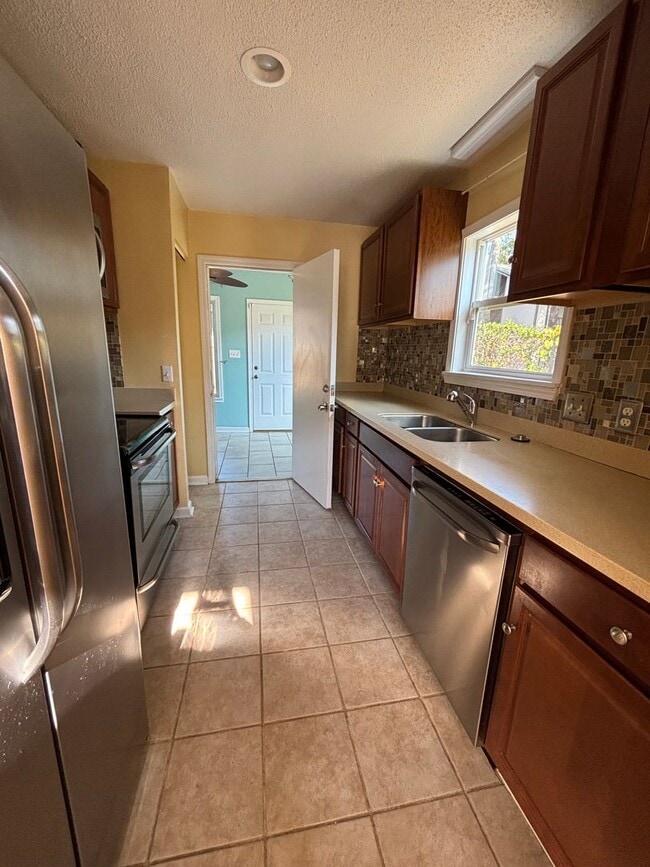 Building Photo - FOR RENT