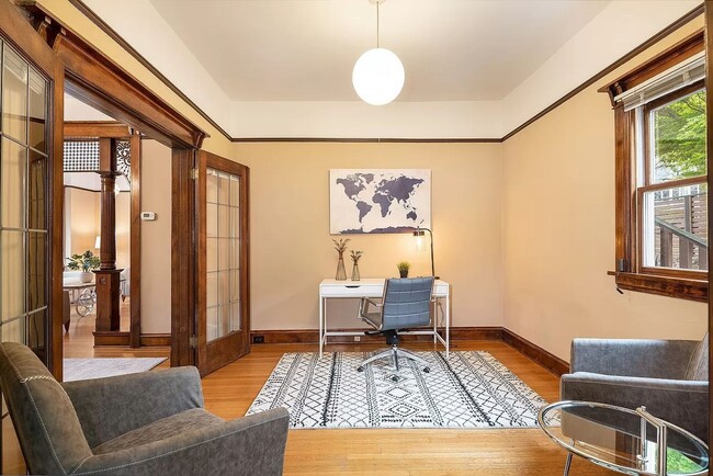 Building Photo - Modern appeal with original 1906 charm
