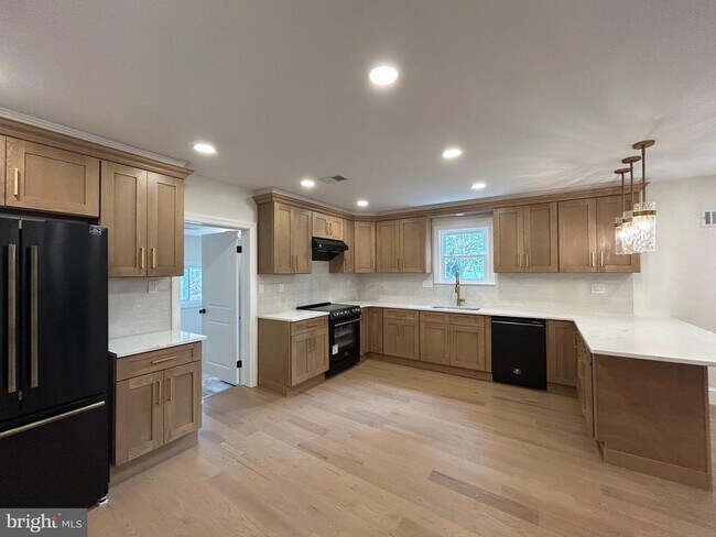 Building Photo - 5 Locust St