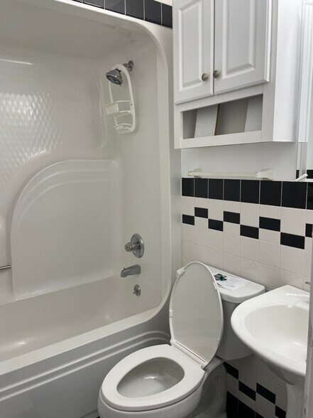 Building Photo - 4409 Cavelle Ave