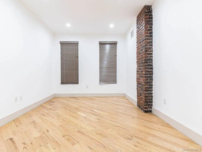 Building Photo - 282 E 38th St