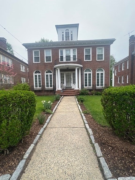 Building Photo - 51 Algonquin Rd