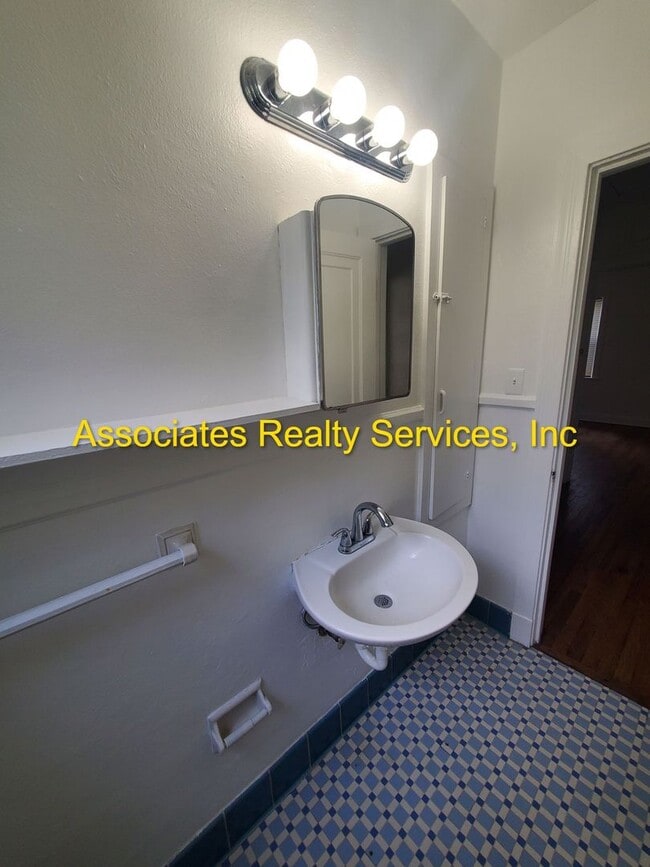 Building Photo - Newly listed!   Must see!  AVAILABLE NOW!