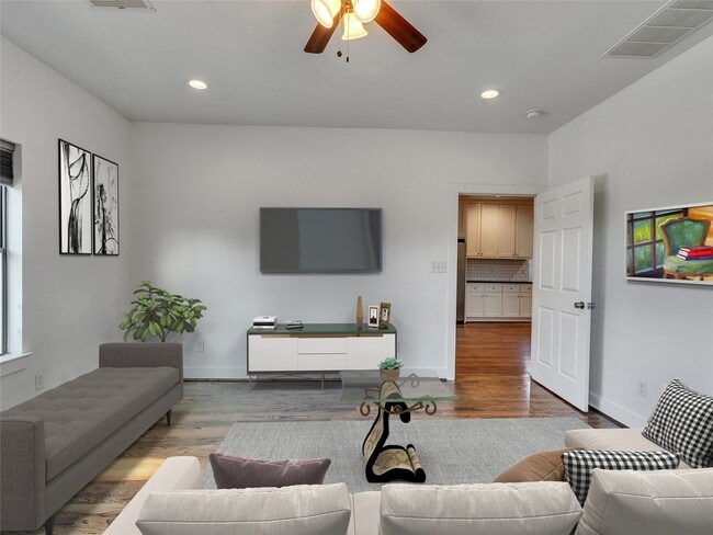 Building Photo - 4730 Bell St