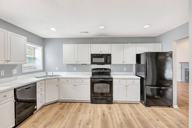 Building Photo - The Lakes