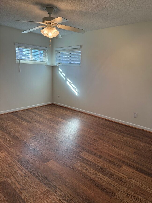 Building Photo - Adorable 2 Bedroom Off Alamance Church Road