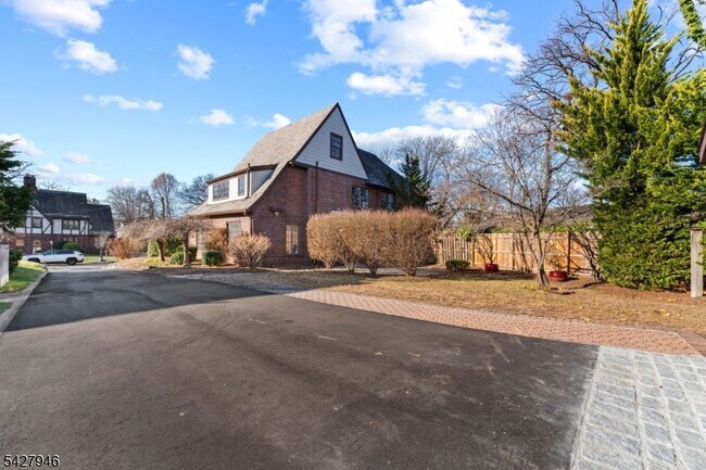 Building Photo - 57 Pomander Walk