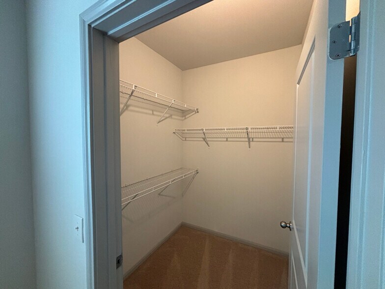 Building Photo - 950 FM2001