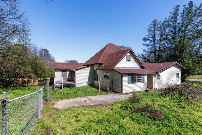 Building Photo - 4 Bedroom, 2 Bathroom in Adamsville