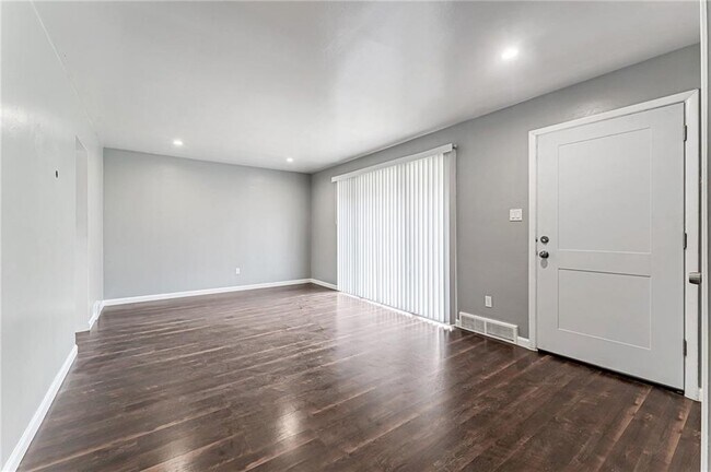 Living Room - 613 Springdale Dr