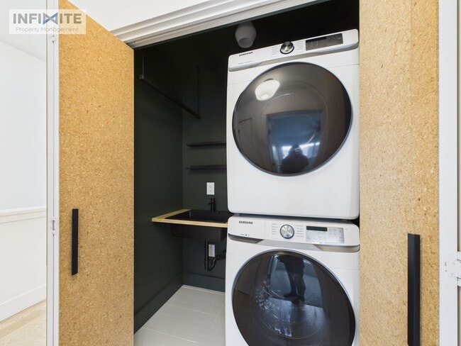 Building Photo - Modern Finishes & Bozeman Living!