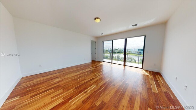 Building Photo - 16580 Sunset Way