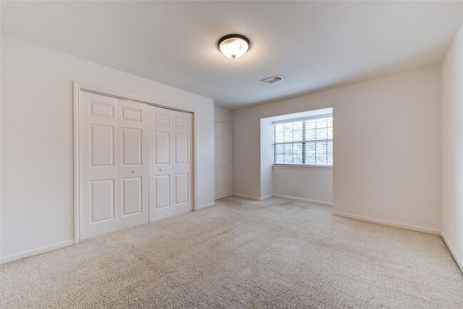 Building Photo - 25 Fairway Oaks Pl