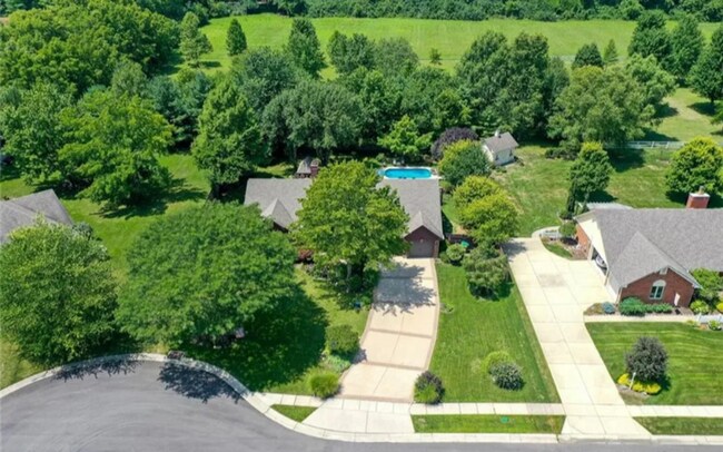 Building Photo - 3 bed 2 bath with pool