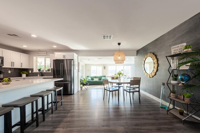 Building Photo - 4917 E Granada Rd