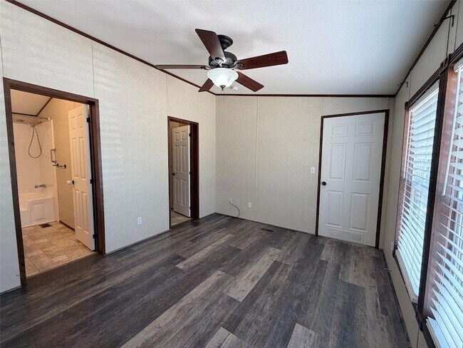 Building Photo - 157 Lakeside Dr