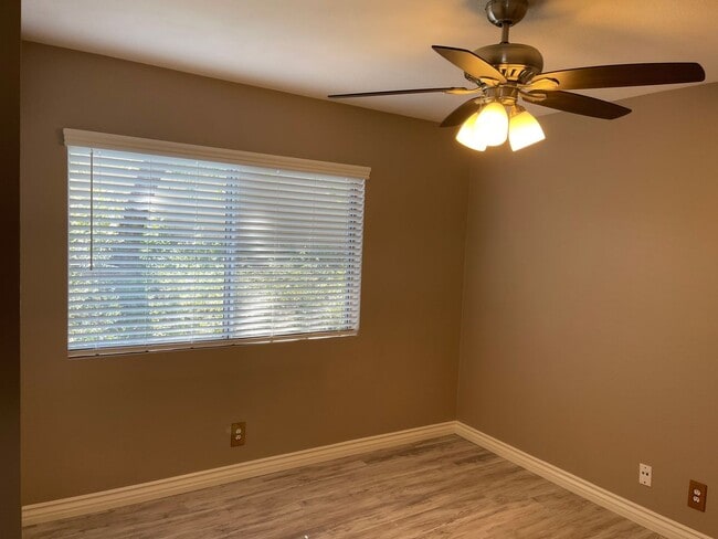 Building Photo - Spacious 4 Bedroom Townhouse Style Condo i...