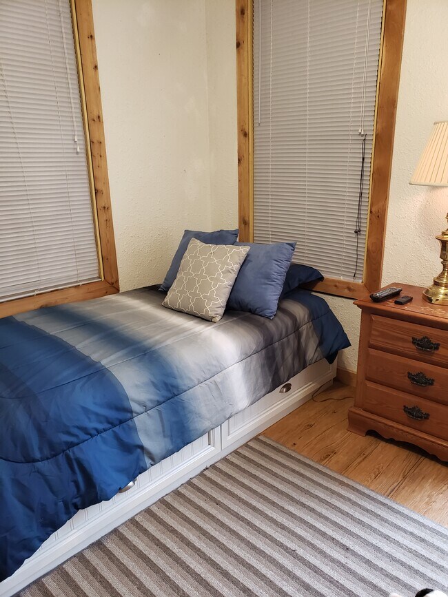 Building Photo - 252 W Hermosa Dr