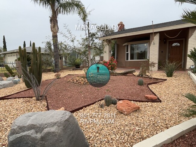 Building Photo - Charming 3-Bedroom Pool Home for Rent in R...