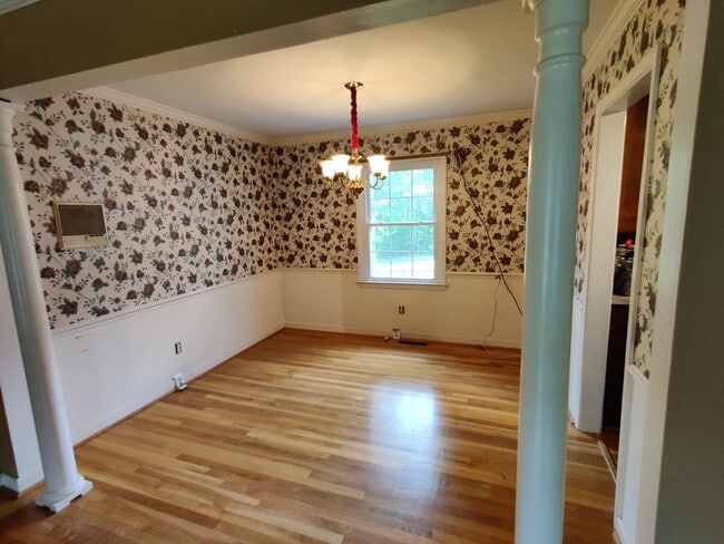Building Photo - 4 bedroom home with large detached garage