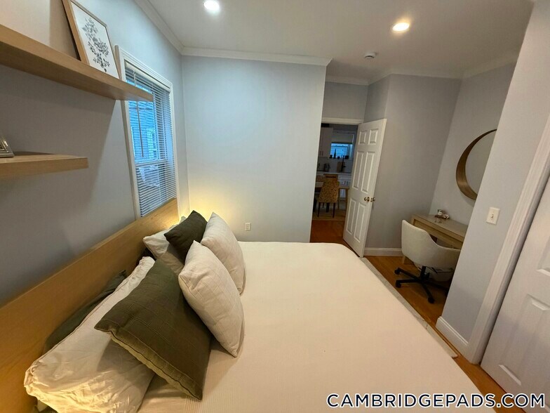 Building Photo - 1576 Cambridge St