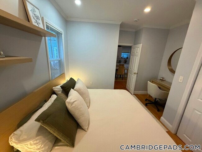 Building Photo - 1576 Cambridge St