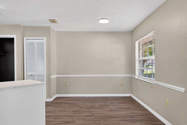 Building Photo - 802 Arietta Cir N