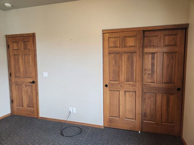 Building Photo - Bison Cove 2 Bed / 2 Bath - upstairs corner unit