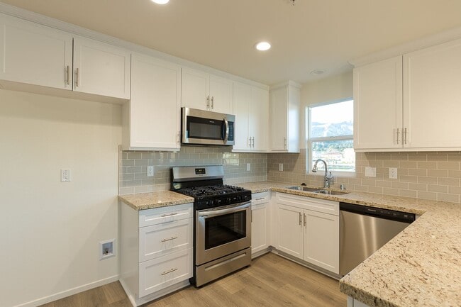 Building Photo - Loft Style of Living in Piru