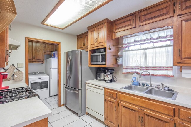 Building Photo - 3 Bedroom 2 Bathroom Home - Dogs Allowed & Large Backyard!