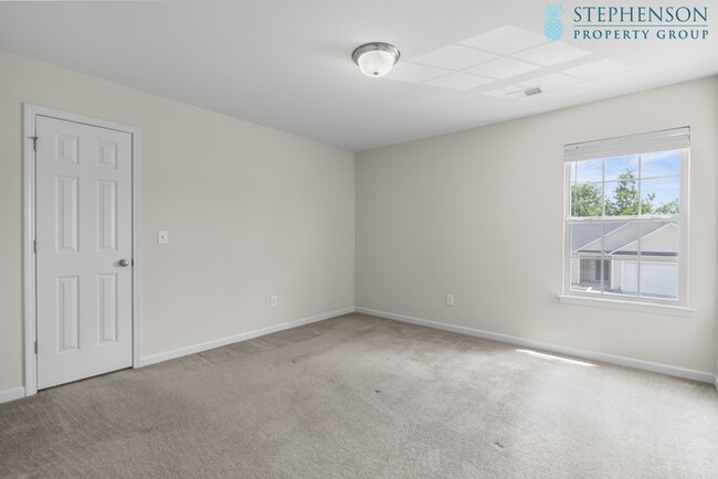 Building Photo - Freshly Remodeled 5 Bedroom with Primary B...