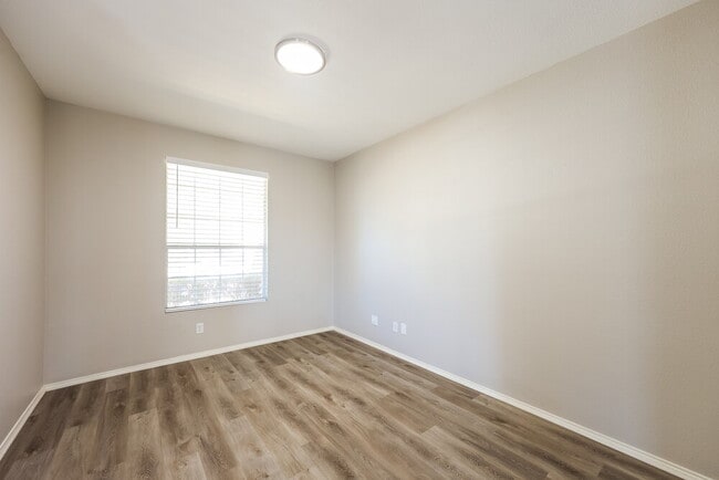 Building Photo - 200 Rustic Acres