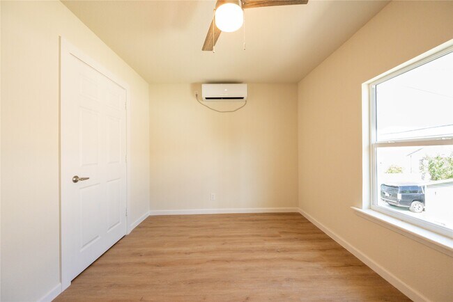 Building Photo - 914 Church St