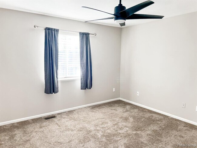 Building Photo - 1104 E Oak Dr