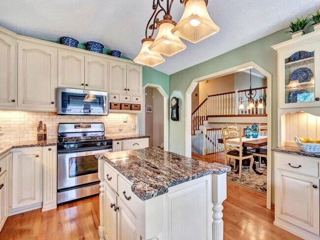 Building Photo - Luxury Home in Plymouth with 2-Level Primary Suite, Furnished or Unfurnished, Wayzata Schools, Pe...