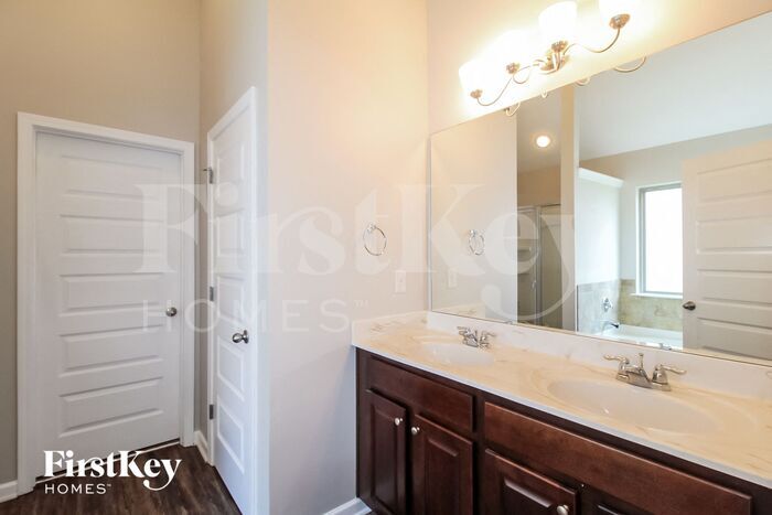 Building Photo - 8121 White Oak Loop