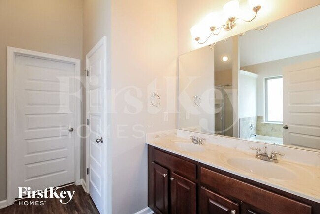 Building Photo - 8121 White Oak Loop