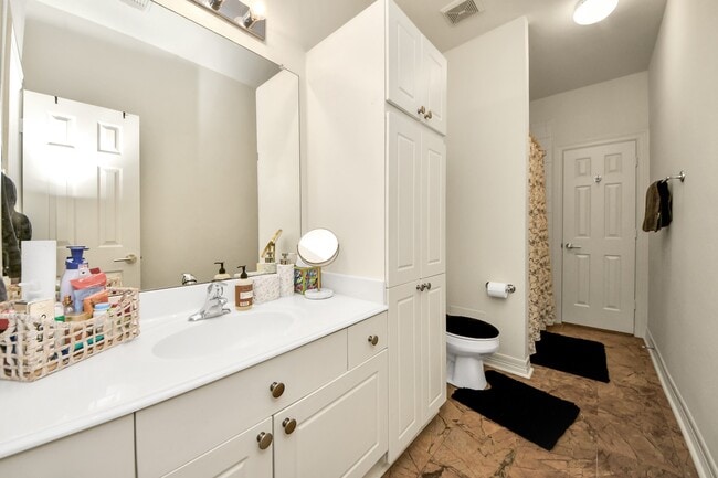 Building Photo - 825 Rosine St