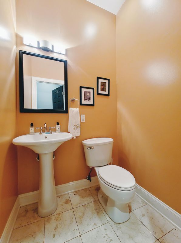 Building Photo - 2740 W Belmont Ave