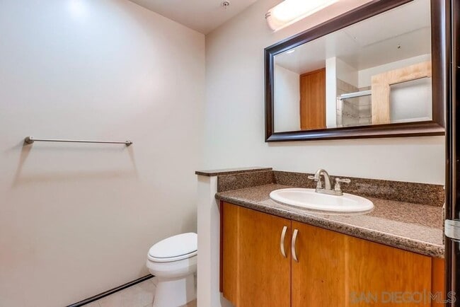 Building Photo - 2 bedroom downtown, 2 bath and 2 parking spaces.  View! (Solara Lofts)