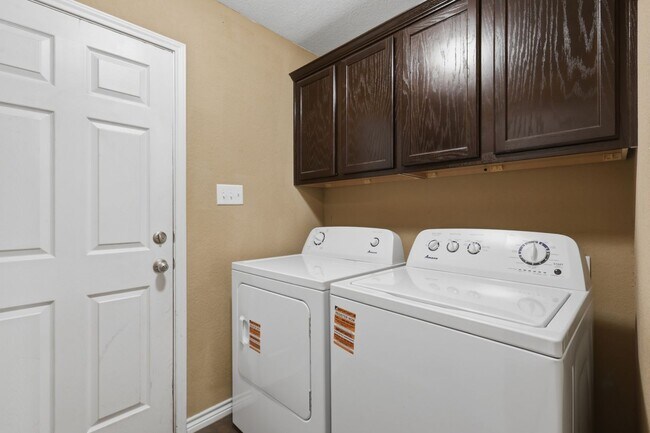 Building Photo - 2484 Horse Shoe Dr